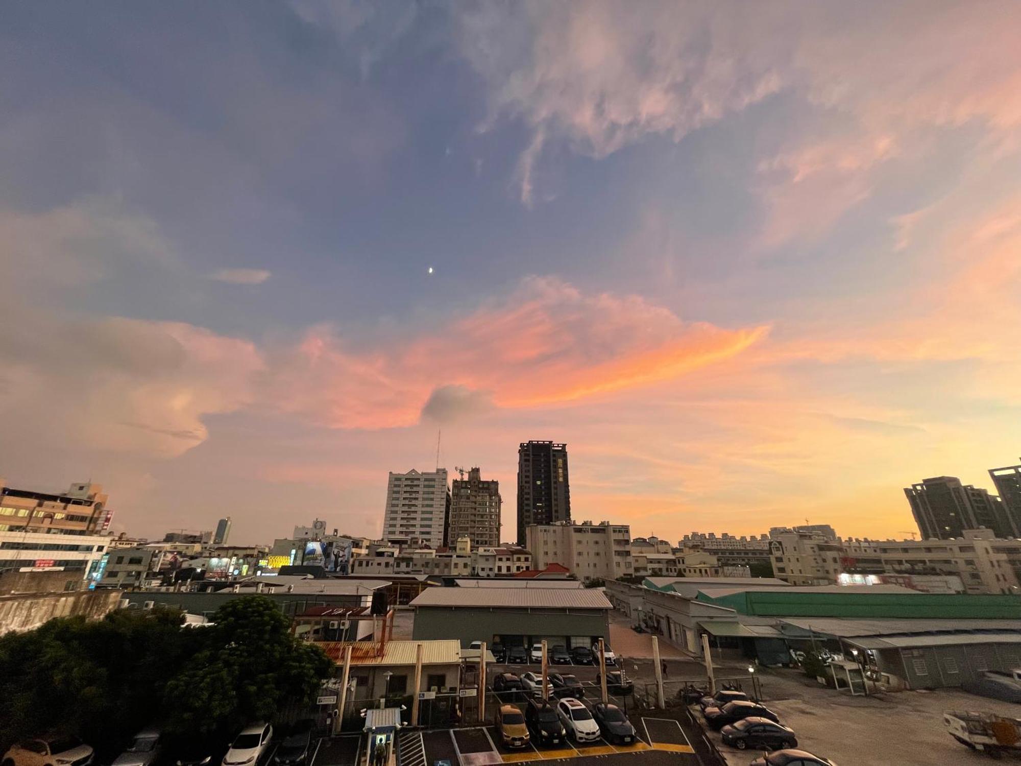 Moment Inn Тайнань Экстерьер фото